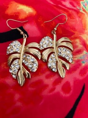 NWOT Gold Leaf Crystal Drop Earrings